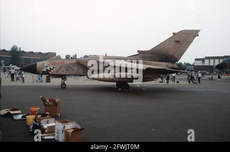 Un RAF Panavia Tornado GR1 dans le camouflage rose du désert sur exposition statique à la 1991 Mildenhall Air Fete. Banque D'Images