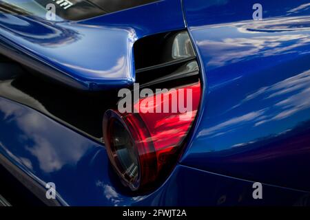 Fibre de carbone arrière aérodynamique fibre de carbone et feu arrière à DEL arrière d'Une Ferrari 2019 Pista Supercar 488 bleue Banque D'Images