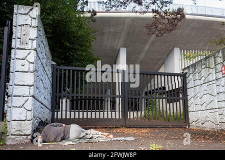 Shinjuku, Japon. 24 octobre 2014. Un homme sans domicile dort près de l'ancien stade national de Gaiemmae, Shinjuku.le stade a été démoli maintenant et un nouveau, prêt pour les Jeux Olympiques de Tokyo 20202 a été construit. (Photo de Damon Coulter/SOPA Images/Sipa USA) crédit: SIPA USA/Alay Live News Banque D'Images