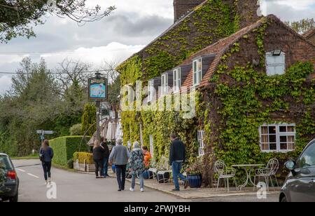 Hogprits Bottom, Flaunden, Hertfordshire, Angleterre, Royaume-Uni. 2021. Clients à l'extérieur de la Bricklaits Arms un pub du XVIIIe siècle dans le pays de Hertsfordshire Banque D'Images