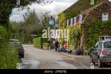 Hogprits Bottom, Flaunden, Hertfordshire, Angleterre, Royaume-Uni. 2021. Clients à l'extérieur de la Bricklaits Arms un pub du XVIIIe siècle dans le pays de Hertsfordshire Banque D'Images