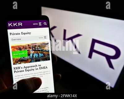 Personne tenant un téléphone portable avec la page Web de la société d'investissement américaine KKR Co. Inc. À l'écran devant le logo de l'entreprise. Concentrez-vous sur le centre de l'écran du téléphone. Banque D'Images