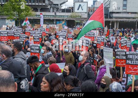 Les manifestants se réunissent à Piccadilly Gardens, Manchester, Royaume-Uni, 22 mai 2021. Photo : Alvaro Velazquez. www.worldwidefeatures.com./ Banque D'Images