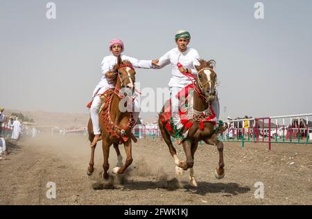 IBRI, Oman, 28 avril 2018 : hommes omanais à cheval Banque D'Images