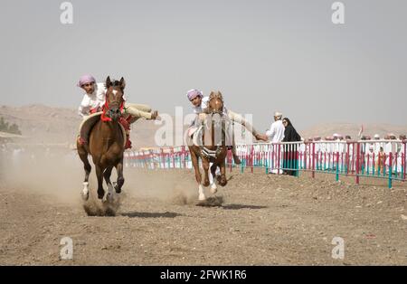 IBRI, Oman, 28 avril 2018 : les hommes omanais qui sont à cheval Banque D'Images