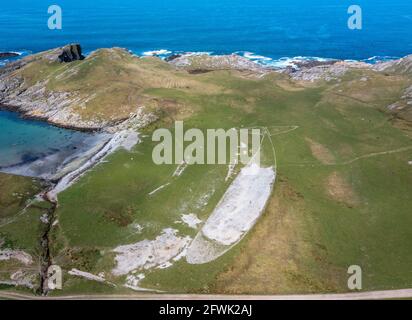 Vue aérienne d'une sculpture de baleine à Port an Obain, baie de Kiloran, Colonsay. La sculpture faite de pierres de plage a été créée par l'artiste Julian Meredith. Banque D'Images