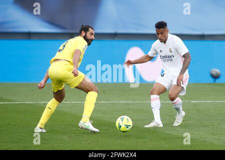 Mariano Diaz du Real Madrid et Raul Albiol de Villarreal pendant le championnat d'Espagne la Ligue football match entre Real Madrid et Villarreal CF le 22 mai 2021 au stade Alfredo Di Stefano à Valdebebas, Madrid, Espagne - photo Oscar J Barroso / Espagne DPPI / DPPI / LiveMedia Banque D'Images