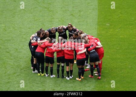 Francfort, Allemagne. 23 mai 2021. Teamhuddle Eintracht Frankfurt avant le match FlyerAlarm Frauen-Bundesliga entre Eintracht Frankfurt et VfL Wolfsburg au Deutsche Bank Park de Francfort, Allemagne. Crédit: SPP Sport presse photo. /Alamy Live News Banque D'Images