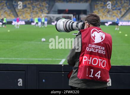 KIEV, UKRAINE - 28 MARS 2021: Photographe au travail vu pendant la coupe du monde de la FIFA 2022 partie de qualification Ukraine / Finlande au stade NSK Olimpiyskiy à Kiev, Ukraine Banque D'Images