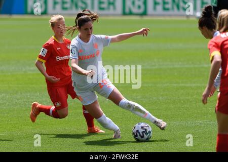 Sarah Zadrazil (25 FC Bayern Munich) lors du match Frauen Bundesliga entre Bayer 04 Leverkusen et FC Bayern Munich à Ulrich-Haberland-Stadion, Allemagne. Banque D'Images