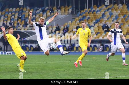 KIEV, UKRAINE - 28 MARS 2021 : Paulus Arajuuri de Finlande attaque lors de la coupe du monde de la FIFA 2022 partie ronde de qualification contre l'Ukraine au stade NSK Olimpiyskiy de Kiev Banque D'Images