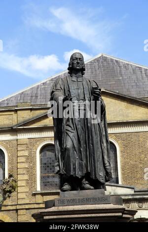 Statue de John Wesley par John Adams-Acton à l'extérieur de la chapelle qu'il a construite à City Road, Londres. John Wesley a fondé le mouvement méthodiste Banque D'Images