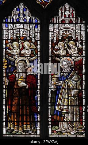 Vitraux de clayton et cloche représentant (à droite) Nicodème et (à gauche) Joseph d'Arimathea, Église Lady St Mary, Wareham, Dorset Banque D'Images