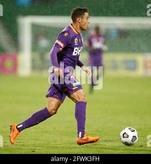 23 mai 2021 ; HBF Park, Perth, Australie occidentale, Australie ; A League football, Perth Glory versus MacArthur ; Christopher Ikonomidis de Perth Glory se brise vers la boîte MacArthur Banque D'Images
