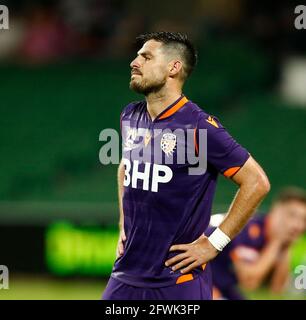 23 mai 2021 ; HBF Park, Perth, Australie occidentale, Australie ; Une ligue de football, Perth Glory versus MacArthur ; Bruno Fornaroli Mezza de Perth Glory réagit après que son coup de pied libre ait frappé le montant Banque D'Images
