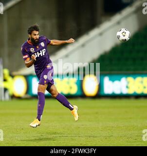 23 mai 2021 ; HBF Park, Perth, Australie occidentale, Australie ; A League football, Perth Glory versus MacArthur ; Oussama Malik de Perth Glory dirige le ballon hors de la défense Banque D'Images