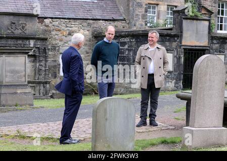 Le duc de Cambridge s'entretient avec le PDG Jonny Kinross (à droite) et le fondateur et ministre Grayfriars Kirk, Richard Frazer (à gauche) lors d'une visite au Grassmarket Community Project, une entreprise sociale mise en place par Greyfriars Kirk (Église d'Écosse) qui aide les gens à surmonter l'exclusion sociale, et s'attaque à l'injustice sociale, à la pauvreté et à l'inégalité. Date de la photo: Dimanche 23 mai 2021. Banque D'Images