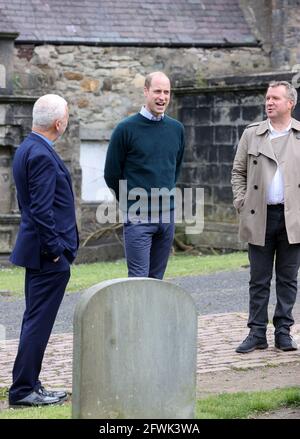 Le duc de Cambridge s'entretient avec le PDG Jonny Kinross (à droite) et le fondateur et ministre Grayfriars Kirk, Richard Frazer (à gauche) lors d'une visite au Grassmarket Community Project, une entreprise sociale mise en place par Greyfriars Kirk (Église d'Écosse) qui aide les gens à surmonter l'exclusion sociale, et s'attaque à l'injustice sociale, à la pauvreté et à l'inégalité. Date de la photo: Dimanche 23 mai 2021. Banque D'Images