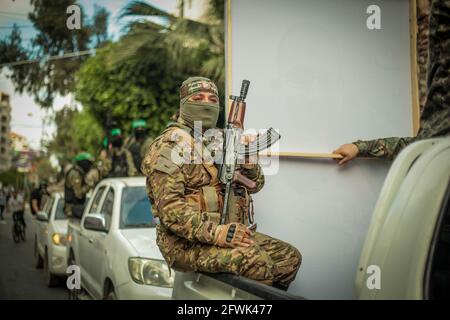 Gaza, Palestine. 22 mai 2021. Des membres des Brigades Izz-Al DIN Al-Qassam, l'aile armée du groupe terroriste du Hamas, défilent dans la ville de Gaza. (Photo de Ramez Habboub/Pacific Press/Sipa USA) crédit: SIPA USA/Alay Live News Banque D'Images