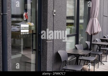 La photo montre une table et des chaises sur un ouvert terrasse près du café Banque D'Images