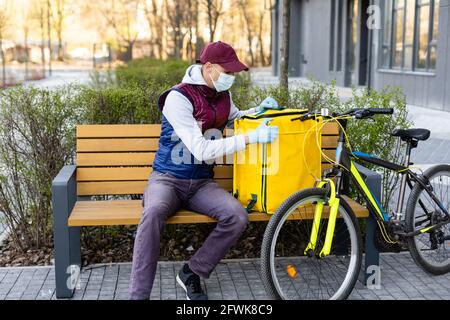 Jeune liveur avec sac à dos jaune à emporter concept Banque D'Images