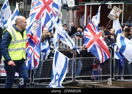 23 mai Londres, Royaume-Uni Dimanche 23 mai la Fédération sioniste a organisé un rassemblement de solidarité en faveur d'Israël dans une zone adjacente à l'ambassade israélienne sur Kensington High Street, dans un après-midi très pluvieux. Le rassemblement a été organisé pour inviter les gens à manifester publiquement leur soutien à la paix au Moyen-Orient et à soutenir le droit d’Israël de se défendre et de défendre ses citoyens. La Fédération vise également à faire une déclaration très claire contre la montée de l'antisémitisme au Royaume-Uni. Crédit : Bridget Catterall/Alamy Live News. Bridget Catterall/Alamy Live News Banque D'Images