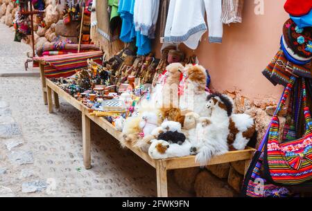 Jouets et autres souvenirs à l'extérieur d'une boutique à Chinchero, un village andin rustique dans la Vallée Sacrée, province d'Urubamba, région de Cusco, Pérou Banque D'Images