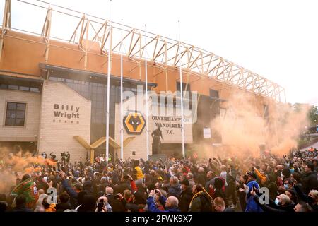 Les fans de Wolverhampton Wanderers ont laissé tomber les torches de fumée à l'extérieur du stade avant le match de la Premier League au stade Molineux, Wolverhampton. Date de la photo: Dimanche 23 mai 2021. Banque D'Images