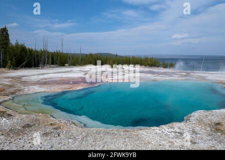 Wyoming, parc national de Yellowstone, bassin West Thumb Geyser, piscine Abyss avec lac Yellowstone au loin. Banque D'Images