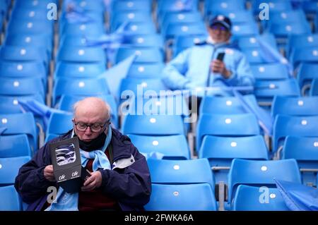 Les fans de Manchester City prennent place dans les tribunes du match de la Premier League au Etihad Stadium de Manchester. Date de la photo: Dimanche 23 mai 2021. Banque D'Images