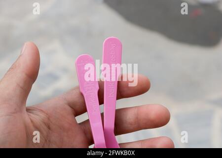 Lahore, Punjab, Pakistan - 2 avril 2021 : cuillère en plastique en main de Baskin Robbins Banque D'Images