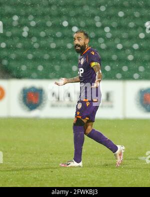23 mai 2021 ; HBF Park, Perth, Australie occidentale, Australie ; A League football, Perth Glory versus MacArthur ; Diego Castro de Perth Glory remet en question la décision de l'arbitre Banque D'Images