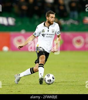 23 mai 2021 ; HBF Park, Perth, Australie occidentale, Australie ; Une ligue de football, Perth Glory versus MacArthur; Liam Rose de MacArthur FC met le ballon hors de la défense Banque D'Images