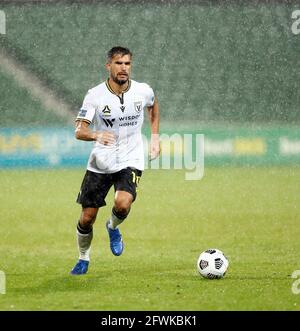 23 mai 2021 ; HBF Park, Perth, Australie occidentale, Australie ; A League football, Perth Glory versus MacArthur ; Loic Puyo de MacArthur FC dirige le ballon vers le bas de l'aile Banque D'Images