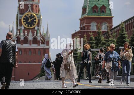 Moscou. 23 mai 2021. Photo prise le 23 mai 2021 montre des gens sur la place Rouge à Moscou, en Russie. Le nombre cumulé de cas de COVID-19 en Russie a atteint 5,001,505 après que le pays ait enregistré 8,951 nouvelles infections au cours des dernières 24 heures, a déclaré le centre officiel de suivi et d'intervention dimanche. Credit: Evgeny Sinitsyn/Xinhua/Alay Live News Banque D'Images