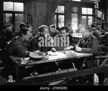 GUY MIDDLETON RALPH MICHAEL DEREK LIEN ET BASILIC RADFORD DEDANS LE COEUR CAPTIF 1946 réalisateur BASIL DEARDEN Histoire originale Patrick Kirwan scénario Angus MacPhail et Guy Morgan direction artistique Michael Relph producteur Michael Balcon Ealing Studios / Eagle-Lion Distributors Limited Banque D'Images