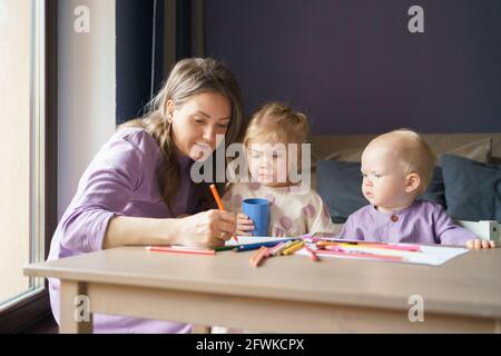 Maman Avec Garcon Dessiner Crayons De Couleur Photo Stock Alamy