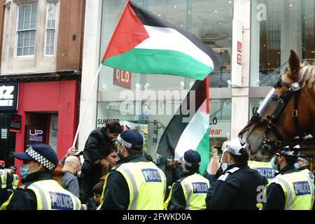 23 mai Londres, Royaume-Uni Dimanche, 23 mai la police forme un blocus pour séparer un groupe de Palestiniens du rassemblement 'solidarité avec Israël', organisé en soutien à Israël. Crédit : Bridget Catterall/Alamy Live News Banque D'Images