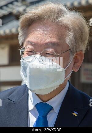 Lee Jae-Myung, gouverneur de Gyeonggi en Corée du Sud, assiste à une cérémonie pour célébrer l'anniversaire de Bouddha au temple de Bongseonsa. Lee Jae-Myung est actuellement le favori parmi les futurs candidats à la présidence du Parti démocratique au pouvoir. La prochaine élection présidentielle en Corée du Sud est prévue pour le 9 mars 2022. Banque D'Images