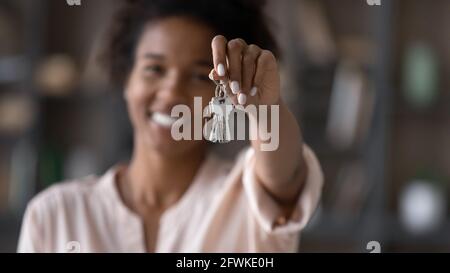 Gros plan sur les clés de l'ethnie féminine africaine. Banque D'Images