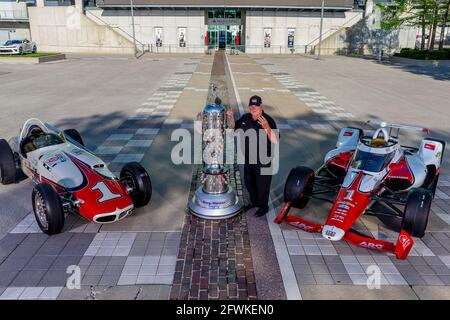 Indianapolis, Indiana, États-Unis. 20 mai 2021. 4 fois vainqueur de l'Indy500, AJ Foyt, Jr pose avec sa voiture gagnante de 1961 avec le Trophée Borg Warner et son entrée ABC Supply menée par JR Hildebrand. Crédit : Brian Spurlock Grindstone Media/ASP/ZUMA Wire/Alay Live News Banque D'Images