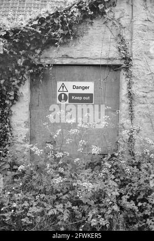 2021 mai - porte surcultivée d'un immeuble de chalets vide dans la campagne Somerset, près du village de Wedmore. Banque D'Images