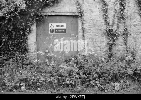 2021 mai - porte surcultivée d'un immeuble de chalets vide dans la campagne Somerset, près du village de Wedmore. Banque D'Images