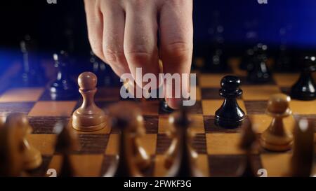 La personne utilise le pion sur le plateau dans le jeu d'échecs. Banque D'Images