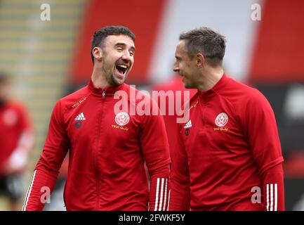 Enda Stevens (à gauche) de Sheffield United et Phil Jagielka de Sheffield United partagent une blague avant le match de la Premier League à Bramall Lane, Sheffield. Date de la photo: Dimanche 23 mai 2021. Banque D'Images