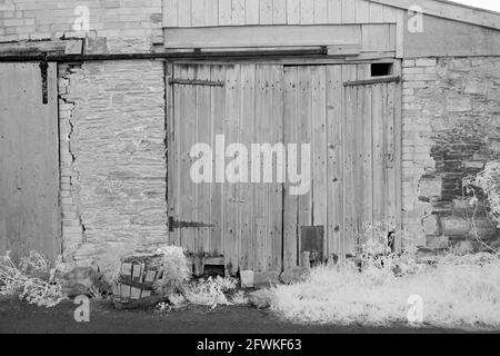 2021 mai - vieilles portes en bois d'un garage ou d'un magasin dans la campagne Somerset, Royaume-Uni. Banque D'Images