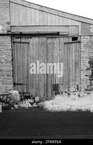 2021 mai - vieilles portes en bois d'un garage ou d'un magasin dans la campagne Somerset, Royaume-Uni. Banque D'Images