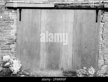 2021 mai - vieilles portes en bois d'un garage ou d'un magasin dans la campagne Somerset, Royaume-Uni. Banque D'Images