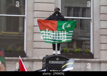 22/05/2021 Palestine solidarité mars les manifestants de Londres prennent part à une manifestation à Londres pour protester contre la récente campagne de bombardement israélienne, manifestant sur la boîte téléphonique à Whitehall avec le drapeau du Cachemire Banque D'Images