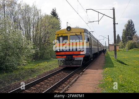 Un ancien train soviétique RVR s'arrête au chemin de fer de Milzkalne Gare en Lettonie Banque D'Images